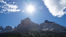 Bergkulisse fotographiert mit starkem Gegenlicht durch die Sonne. | Bild: Tilo Mahn