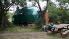 Camp mit Kuppelzelt und Holzbank | Bild: Tilo Mahn