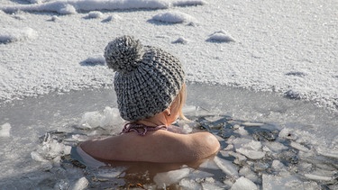 Eine Frau beim Eisbaden | Bild: picture alliance / Fotostand | Fotostand / Fritsch