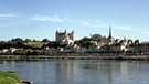 Blick über die Loire auf das aus dem 14. Jahrhundert stammende Schloss in Saumur | Bild: picture-alliance/dpa
