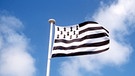Die im Wind flatternde bretonische Flagge der französischen Provinz | Bild: picture-alliance/dpa