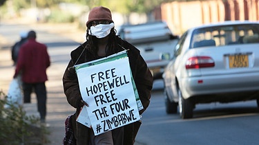 2020 bei einer Demonstration in Harare für die Freilassung des Journalisten Hopewell Chin'ono  | Bild: AP Photo/Tsvangirayi Mukwazhi