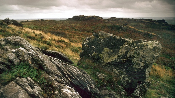 Steinige Heidelandschaft am Menez Hom, einem 330 Meter hohen Berg auf der Halbinsel Crozon in der Bretagne | Bild: picture-alliance/dpa