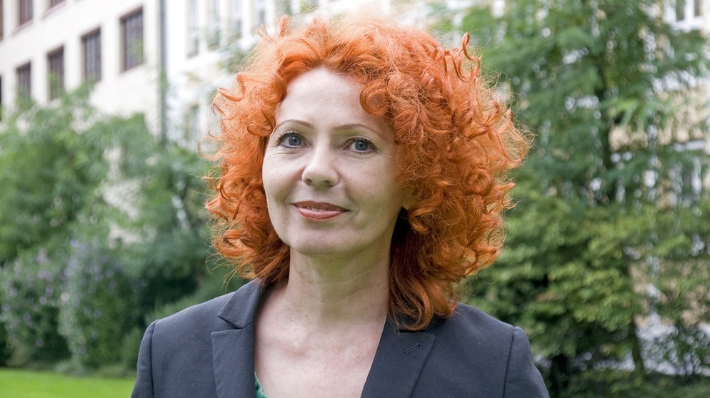 Schriftstellerin Kerstin Specht als Gast-Detektivin in der nemo-Runde  | Bild: BR/Natasha-I. Heuse