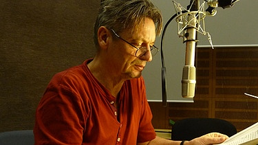 Schauspieler Götz Schulte bei der Aufnahme im Bayern 2 Studio | Bild: Cornelia Zetzsche