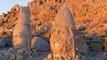 Götterfiguren Apollon Mithras und Herakles-Artagnes, auf der Ostterasse des Königgrabs von Antiochus auf dem Berg Nemrut in der Türkei | Bild: picture-alliance/dpa
