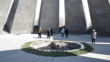 Besucher der Gedenkstätte stehen um die Ewige Flamme. | Bild: Andrey Ryakhovskiy 