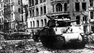 Amerikanische Truppen marschieren im März 1945 in Köln ein | Bild: picture-alliance/dpa