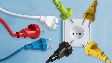 Mehrere Strom-Stecker zeigen auf eine Steckdose | Bild: colourbox.com; Montage: BR