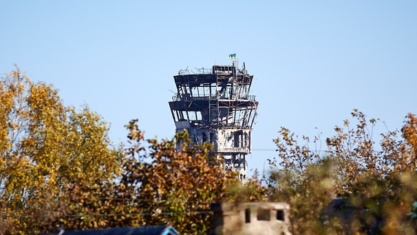 Flughafen Donezk mit zerschossenem Tower | Bild: picture-alliance/dpa
