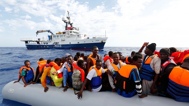 Flüchtlinge auf dem Mittelmeer | Bild: picture-alliance/dpa