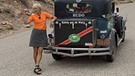 Die Berliner Rallyefahrerin Heidi Hetzer posiert auf dem legendären Highway 66 im US-Staat Arizona (USA) neben ihrem Oldtimer "Hudo" | Bild: picture-alliance/dpa/Privat