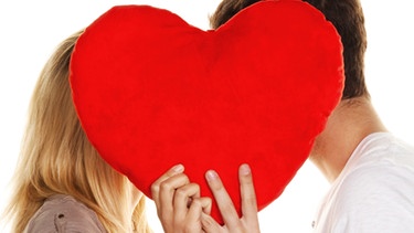 Paar küsst sich - hinter einem riesigen Herz | Bild: colourbox.com