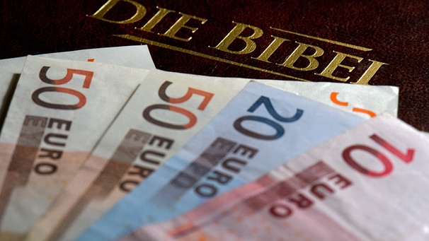Kirche und Geld: Bibel und Euro-Geldscheine | Bild: picture-alliance/dpa