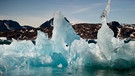 Eisberge im Sermilik-Eisfjord im Ammassalik-Distrikt nahe der Jägersiedlung Tiniteqilaaq in Ostgrönland, Grönland, Dänemark, aufgenommen am 17.07.2012.  | Bild: picture-alliance/dpa