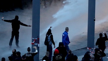 Die Polizei geht am 26.10.2014 vor dem Hauptbahnhof in Köln (Nordrhein-Westfalen) mit Wasserwerfern gegen gewaltbereite Demonstranten vor | Bild: picture-alliance/dpa