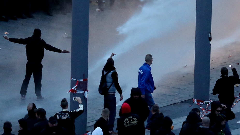 Die Polizei geht am 26.10.2014 vor dem Hauptbahnhof in Köln (Nordrhein-Westfalen) mit Wasserwerfern gegen gewaltbereite Demonstranten vor | Bild: picture-alliance/dpa