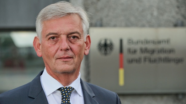 Der Präsident des Bundesamtes für Migration und Flüchtlinge (BAMF), Manfred Schmidt, aufgenommen am 17.11.2014 vor dem BAMF in Nürnberg (Bayern).  | Bild: picture-alliance/dpa