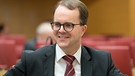 Der SPD-Fraktionsvorsitzende im bayerischen Landtag, Markus Rinderspacher, sitzt am 17.02.2016 in München (Bayern) während der Plenarsitzung im bayerischen Landtag auf seinem Platz.  | Bild: picture-alliance/dpa