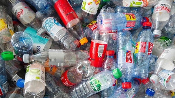  Leere Flaschen aus Plastik | Bild: picture-alliance/dpa