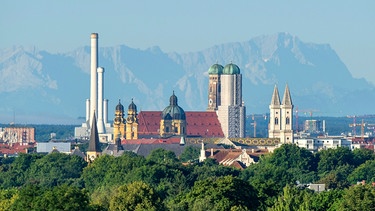 München: Stadt-Ansicht vor Alpenpanorama | Bild: picture-alliance/dpa