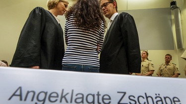 ie Angeklagte Beate Zschäpe (M) steht am 05.09.2014 im Gerichtssaal in München (Bayern) zwischen ihren Anwälten Anja Sturm (l) und Wolfgang Heer  | Bild: picture-alliance/dpa