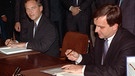 Bundesinnenminister Wolfgang Schäuble (l) und DDR-Staatssekretär Günther Krause bei der Unterzeichnung der Urkunden zum Einigungsvertrag am 31.08.1990 | Bild: picture-alliance/dpa