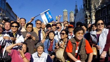 Chinesische Touristen auf dem Marienplatz in München (Archivbild) | Bild: picture-alliance/dpa