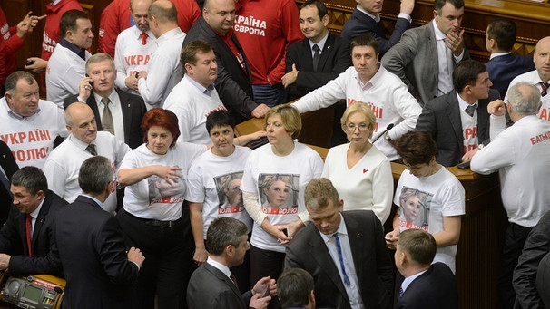 Oppositionelle Abgeordnete protestieren im ukrainischen Parlament gegen den Stopp des EU-Assoziierungsabkommens | Bild: picture-alliance/dpa