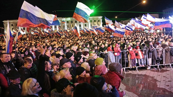 Bewohner der Krim-Hauptstadt Simferopol feiern den Ausgang des Referendums auf der Straße  | Bild: picture-alliance/dpa