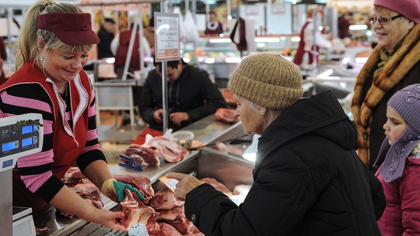 Frau in einem Supermarkt in Jekaterinburg kauft Fleisch ein | Bild: picture-alliance/dpa