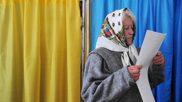 Frau in einem Wahllokal nahe Lviv bei den Parlamentswahlen am 26.10.2014 | Bild: picture-alliance/dpa