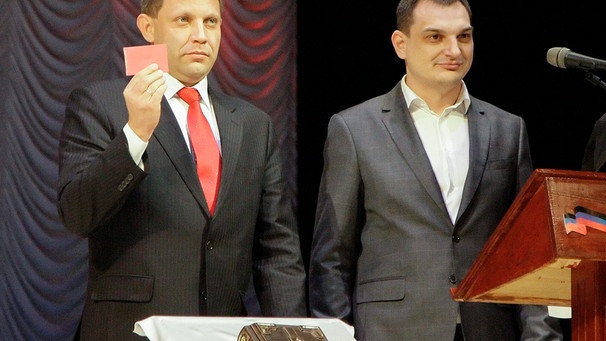 Wahlsieger der Ostukrainewahlen am 02.11.2014: Rebellenführer Igor Plotnizki und Alexander Sachartschenko | Bild: picture-alliance/dpa