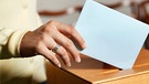 Frau wirft Umschlag in Wahlurne | Bild: colourbox.com
