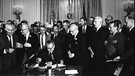 Lyndon Johnson signing Civil Rights Act, July 2, 1964 | Bild: Cecil Stoughton