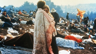 Besucher des Woodstock Festivals (1969) an einem Morgen | Bild: picture-alliance/dpa