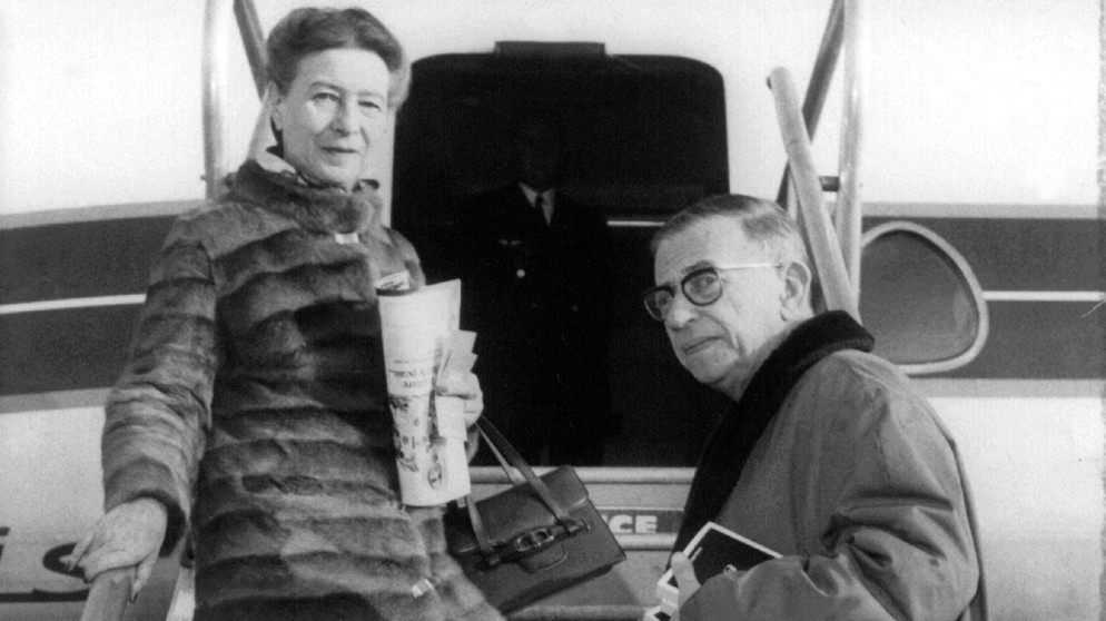 Jean Paul Sartre und Simone de Beauvoir beim Einsteigen in ein Flugzeug | Bild: picture-alliance/dpa