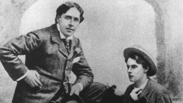 Der irisch-britische Schriftsteller Oscar Wilde (l) mit Alfred Douglas im Jahr 1894 | Bild: picture-alliance/dpa