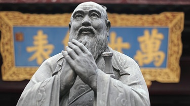 Statue von bärigem Mann, der sich Hände vor die Brust hält | Bild: colourbox.com