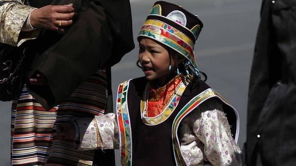 Kind in traditioneller Kleidung beim tibetischen Neujahrsfest | Bild: picture-alliance/dpa