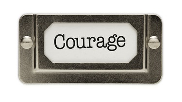 Schubladenetikett mit der Aufschrift "Courage" | Bild: colourbox.com