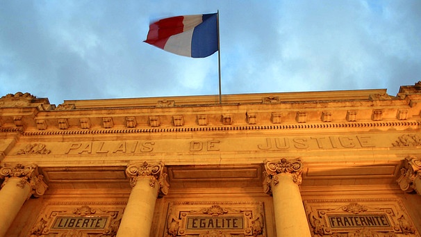 Symbolbild: Französische Flagge auf einem Gebäude mit der Aufschrift "Liberté, Égalité, Fraternité" | Bild: colourbox.com