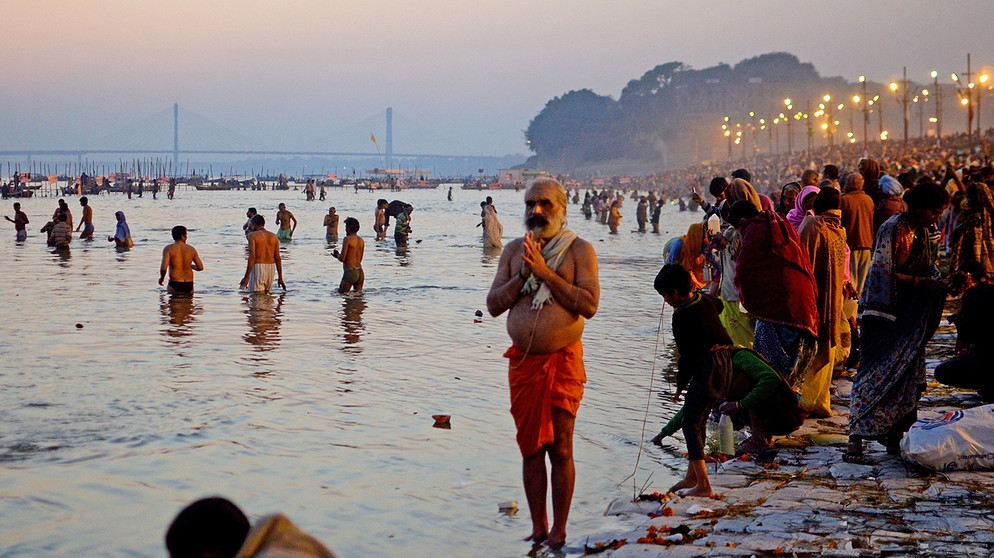 Badende und betende Menschen am Fluss Ganges | Bild: dapd/Ronny Sen