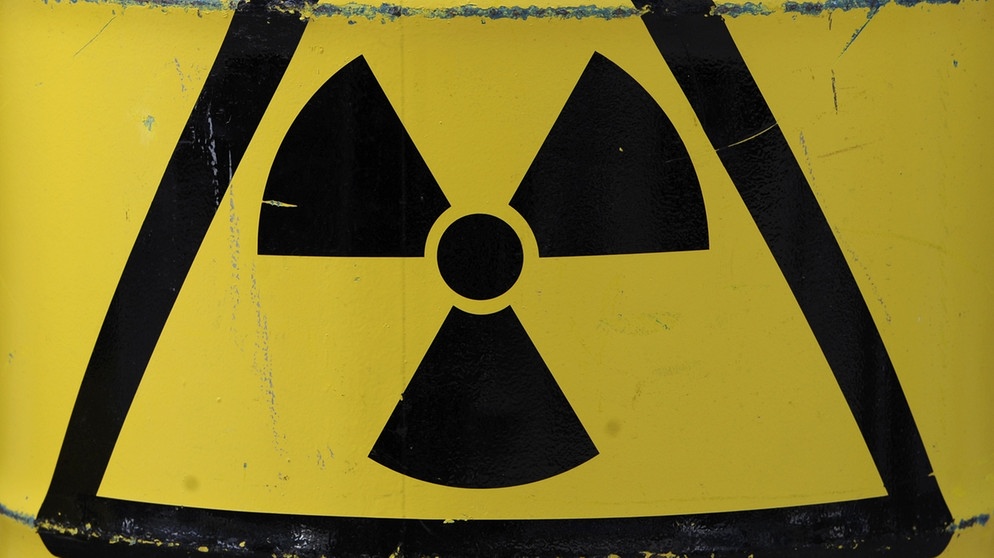 Fass mit Warnsymbol vor Radioaktivität | Bild: picture-alliance/dpa