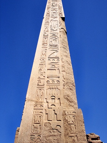 Obelisk der Pharaonin Hatschepsut auf dem Gelände des Amun-Tempels von Karnak in Luxor | Bild: picture-alliance/dpa
