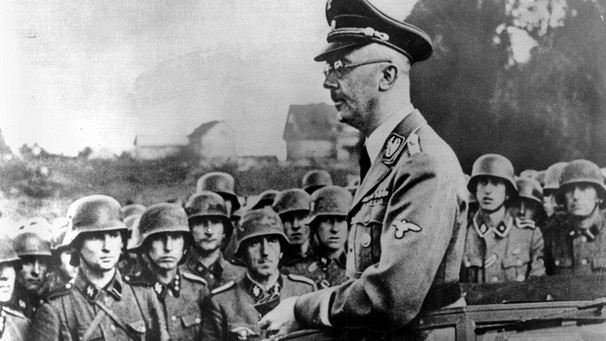 Heinrich Himmler hält aus dem Auto eine Ansprache vor jungen SS-Männern | Bild: picture-alliance/dpa