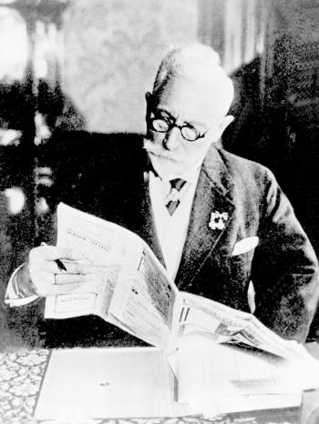 Kaiser Wilhelm II. liest Zeitung | Bild: picture-alliance/dpa