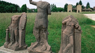Kopflose antike Skulpturen stehen am Römischen Limeskastell im heutigen archäologischen Park in Welzheim. Er liegt am einstigen obergermanischen Limes | Bild: picture-alliance/dpa