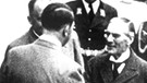 Adolf Hitler (l) begrüßt den britischen Premierminister Arthur Neville Chamberlain (M) während des ersten historischen Zusammentreffens am 15. September 1938 | Bild: picture-alliance/dpa