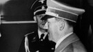 Adolf Hitler (r) wird 1938 auf dem Bahnhof von Florenz von Benito Mussolini, dem Duce, verabschiedet | Bild: picture-alliance/dpa